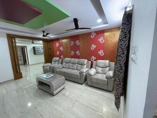 Furnished 3 BHK in Prime Location Near Arilova - 3rd Floor