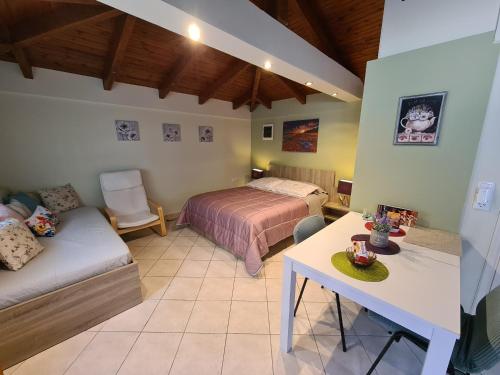 Semelia & Maria's Guest House - Spacious Stay for 3