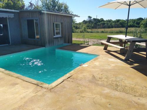 Cabanon en bord d'estuaire calme en pleine nature