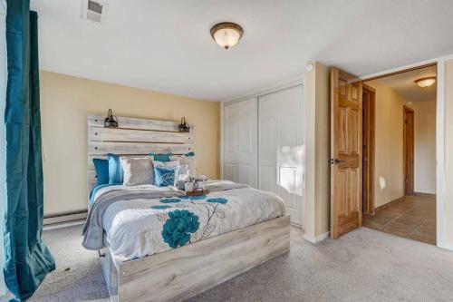 4Bdrm Cabin Retreat Mtn Views Family Gathering! in Woodland Park, USA