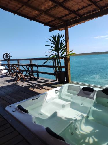 Pezsgőfürdő, Pousada Marambaia Cafe - Praiana, economica, Com cafe da manha, piscina e hidromassagem ao ar livre  in Guaratiba