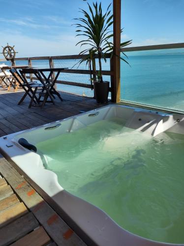 Pezsgőfürdő, Pousada Marambaia Cafe - Praiana, economica, Com cafe da manha, piscina e hidromassagem ao ar livre  in Guaratiba