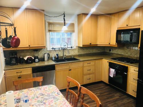 Entire detached 3-bedrooms cute home in Cornwall area