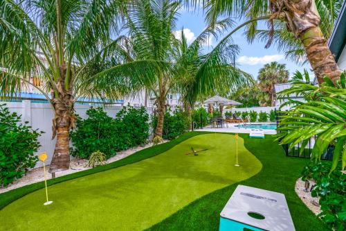 The Retreat at Anna Maria Island Inn - 정원
