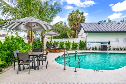 The Retreat at Anna Maria Island Inn - 수영장