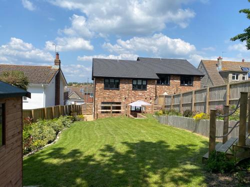 Exterior view, Larch Lodge in Totland