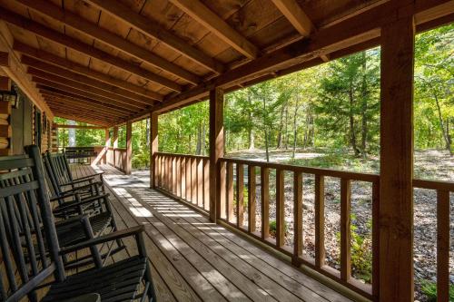 Cozy Cabin w/ Pool Tbl, Arcade Games, Hot Tub in Pigeon Forge, USA