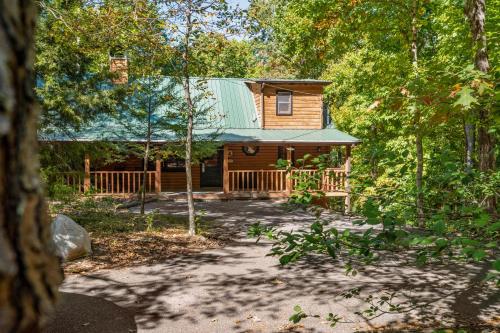 Cozy Cabin w/ Pool Tbl, Arcade Games, Hot Tub in Pigeon Forge, USA