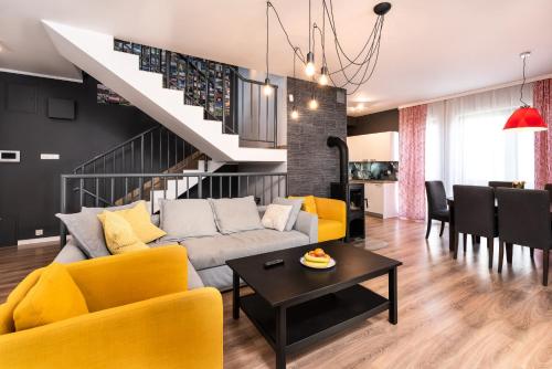 1 queen bed, 2 sofa beds