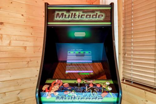 Cozy Cabin w/ Pool Tbl, Arcade Games, Hot Tub in Pigeon Forge, USA