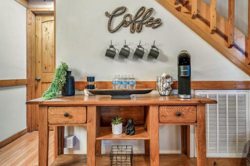 Cozy Cabin w/ Pool Tbl, Arcade Games, Hot Tub in Pigeon Forge, USA