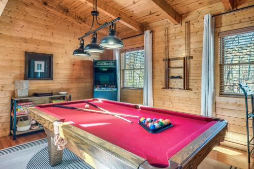 Cozy Cabin w/ Pool Tbl, Arcade Games, Hot Tub in Pigeon Forge, USA