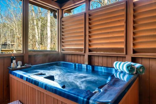 Cozy Cabin w/ Pool Tbl, Arcade Games, Hot Tub in Pigeon Forge, USA