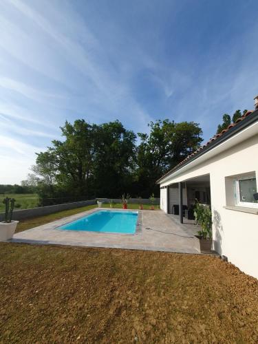 Jolie Maison climatisé piscine et jacuzzi