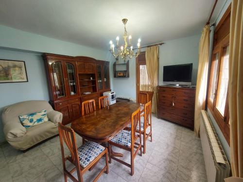 Casa Nasarre- Acogedora casa rural con garaje con vistas a la Sierra de GUARA in Abiego