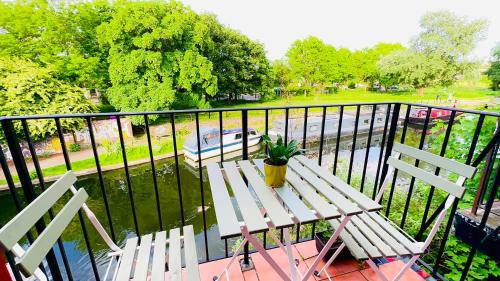 Amazing Location - City of London- 2 Bedroom Stunning Canal View House With Private Garden,Parking & Balcony