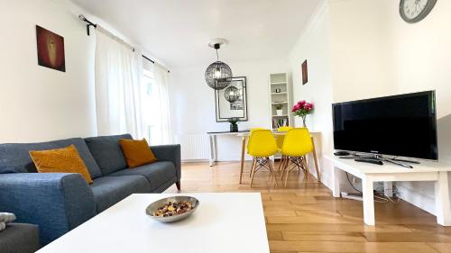 Amazing Location - City of London- 2 Bedroom Stunning Canal View House With Private Garden,Parking & Balcony, Londýn