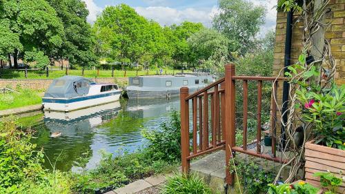 Amazing Location - City of London- 2 Bedroom Stunning Canal View House With Private Garden,Parking & Balcony