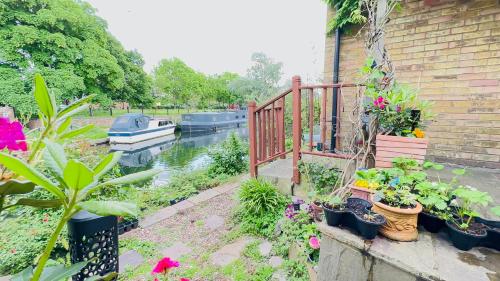 Amazing Location - City of London- 2 Bedroom Stunning Canal View House With Private Garden,Parking & Balcony