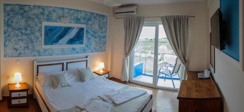 Deluxe Double Room (2 Adults + 1 Child)