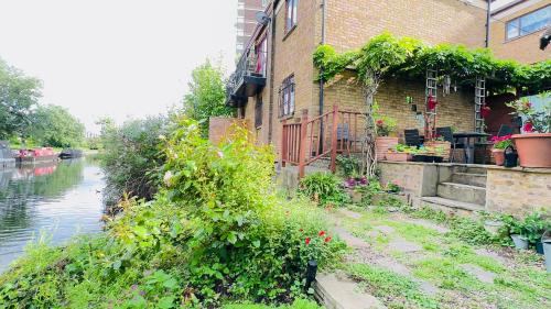 Amazing Location - City of London- 2 Bedroom Stunning Canal View House With Private Garden,Parking & Balcony