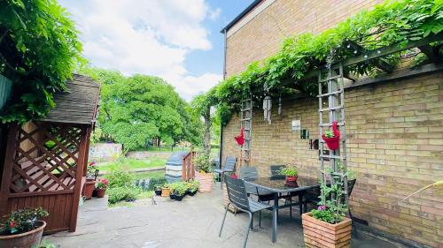 Amazing Location - City of London- 2 Bedroom Stunning Canal View House With Private Garden,Parking & Balcony