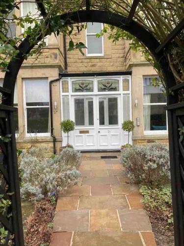 Garden Apartment, Central Harrogate with parking in Oatlands