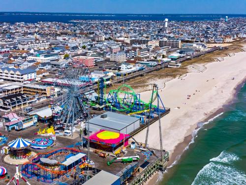 Boardwalk Hotel Charlee & Apartments Beach Hotel Oceanfront in Seaside Heights, USA