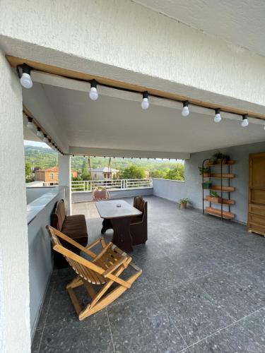 Balkons/terase, Zaali's wine cellar in Kobulety