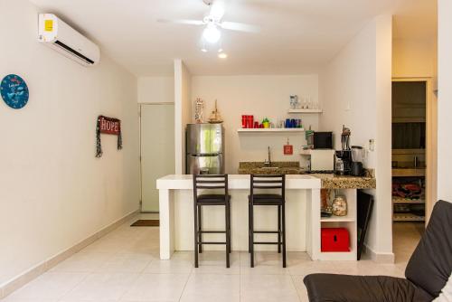 Romantic condo, best retreat for a couple, 1 block from the beach