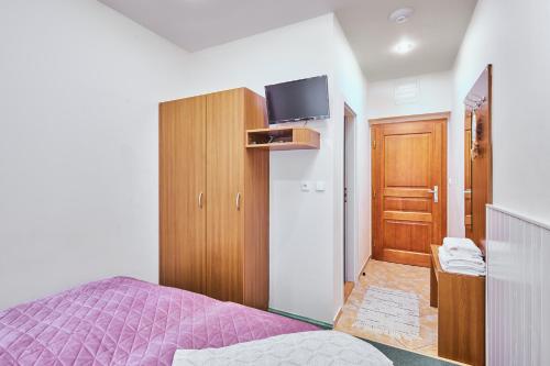 Small Double Room image 5