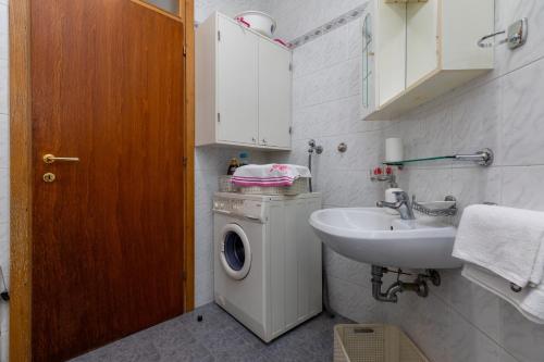 One-Bedroom Apartment with Balcony image 9