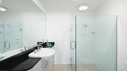 Instalaciones, On The Beach #13 Beachfront, Ocean Views Accom Holidays in Terrigal
