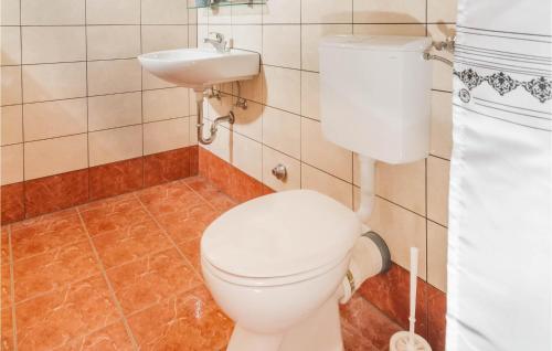 Awesome Apartment In Vir With Wifi