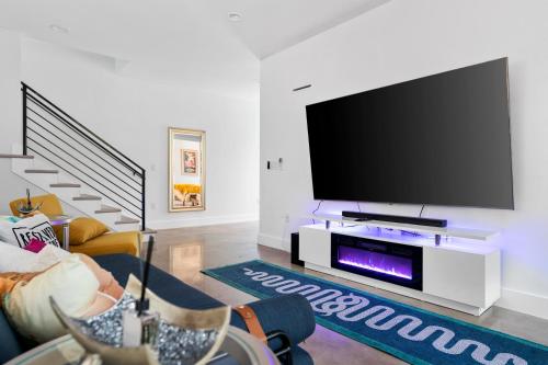Lush green Modern 2650 sqft 5 BR 5 Bathroom with Rooftop Deck in Austin, USA