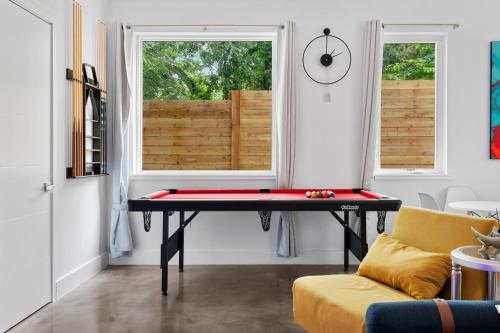 Lush green Modern 2650 sqft 5 BR 5 Bathroom with Rooftop Deck in Austin, USA