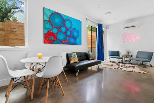 Lush green Modern 2650 sqft 5 BR 5 Bathroom with Rooftop Deck in Austin, USA
