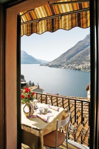  Pinky House in Nesso