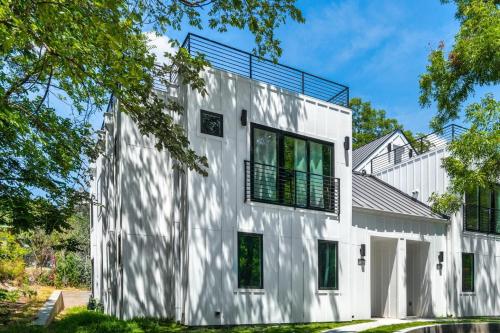 Lush green Modern 2650 sqft 5 BR 5 Bathroom with Rooftop Deck in Austin, USA