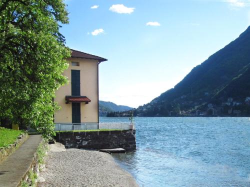 pludmale, Pinky House in Nesso