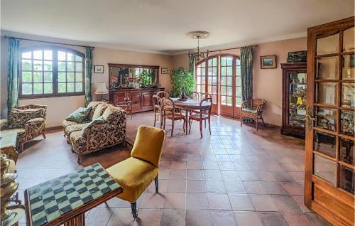 Awesome Home In Pierrerue With Wifi, Private Swimming Pool And 3 Bedrooms