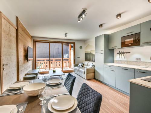 Apartment room in Le Génépi - Superbe T2 cabine 4-6 pers neuf à 50m des pistes avec balcon garage et WiFi - FR-1-685-67
