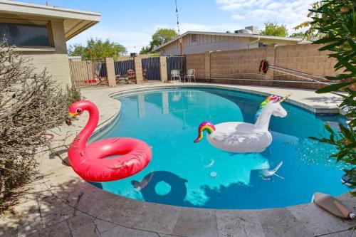 Western House Close to Suns Arena with Private Pool & Fire Pit