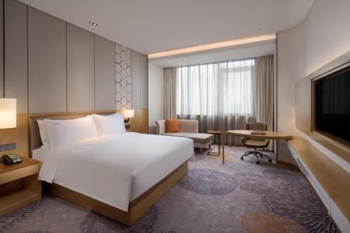 Standard King Room with Lounge Access image 3
