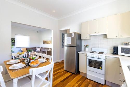 Tomaree Cottage 12 Tomaree Road - 200 mtrs to Beach - Pet Friendly, linen, WiFi & aircon in Шоал Бей
