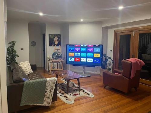 3BR Artistic Home, Netflix, Gym, Camberwell market. Taste The True Melbourne