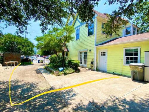 Yellow house in Oak Lawn