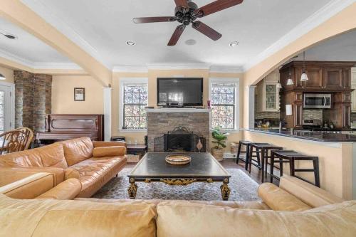 Yellow house in Oak Lawn