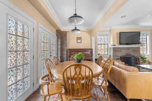 Yellow house in Oak Lawn