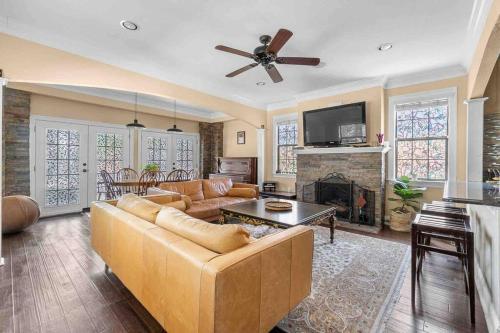 Yellow house in Oak Lawn